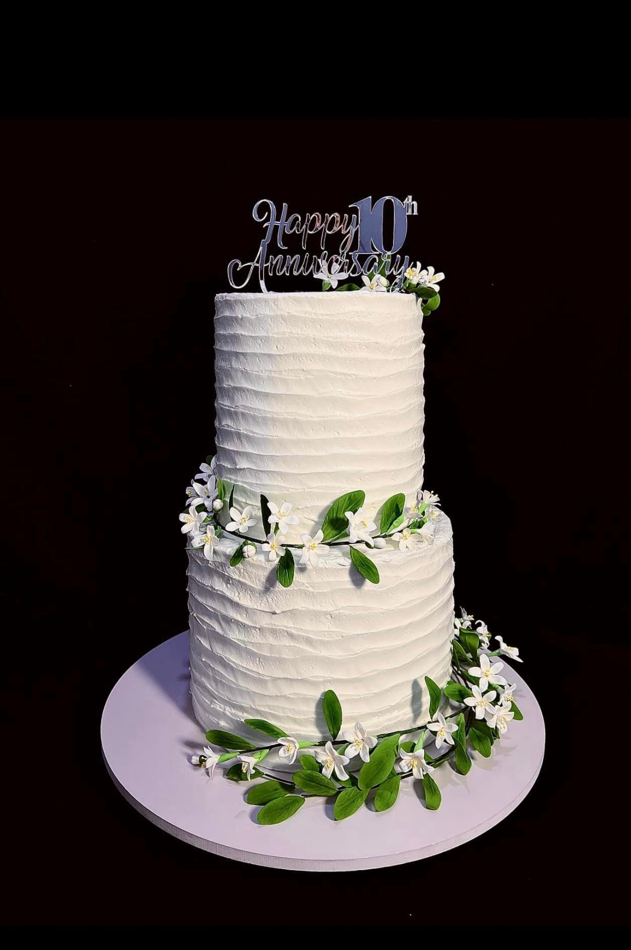 Bánh cưới mừng kỷ niệm 10 năm "về một nhà" của Hà Tăng và chồng. Bánh cưới mừng kỷ niệm 10 năm "về một nhà" của Hà Tăng và chồng.