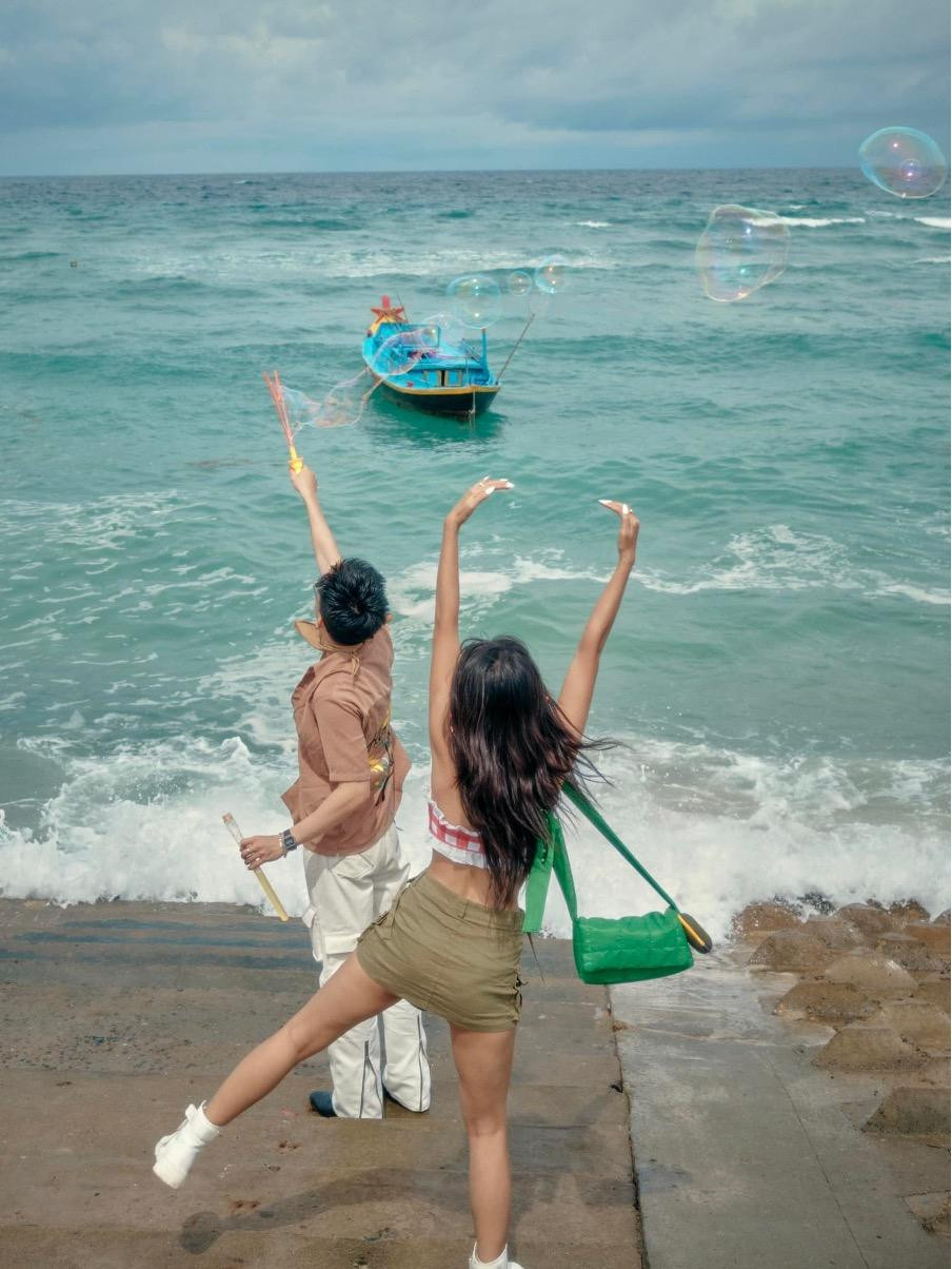 "Giờ em đã hiểu, yêu một người là tự nguyện tha thứ cho mọi cái sai của họ. Kể cả sai chính tả." - caption lụy tim của Trịnh Thảo khi đăng bộ ảnh trên trang cá nhân của mình.