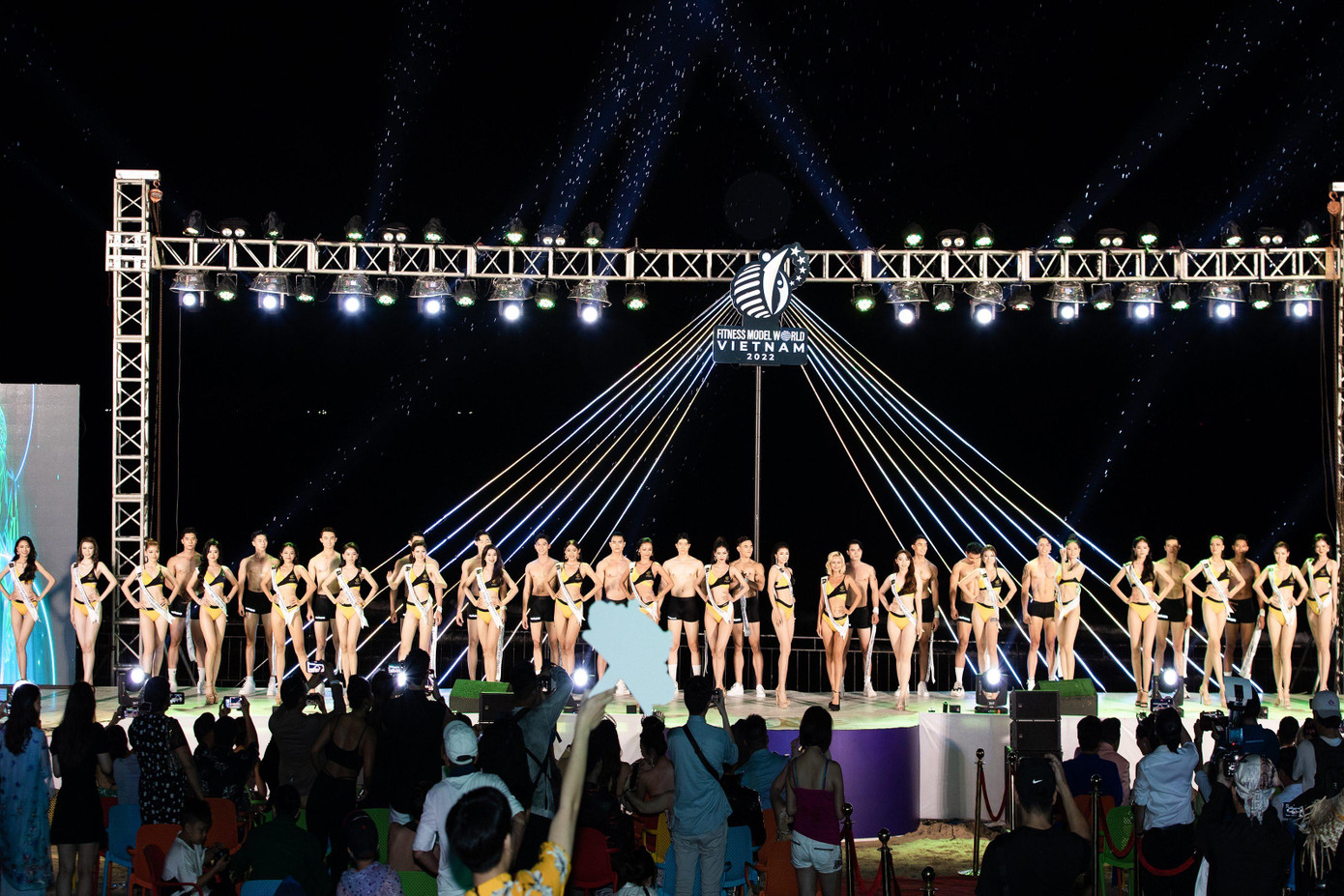 Top 40 thí sinh của Fitness Model World Vietnam 2022 trong phần thi bikini.