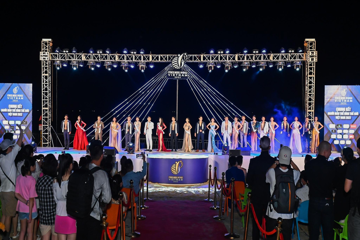 Top 10 Nam cùng Top 10 Nữ đã có phần thể hiện xuất sắc trong trang phục dạ hội.