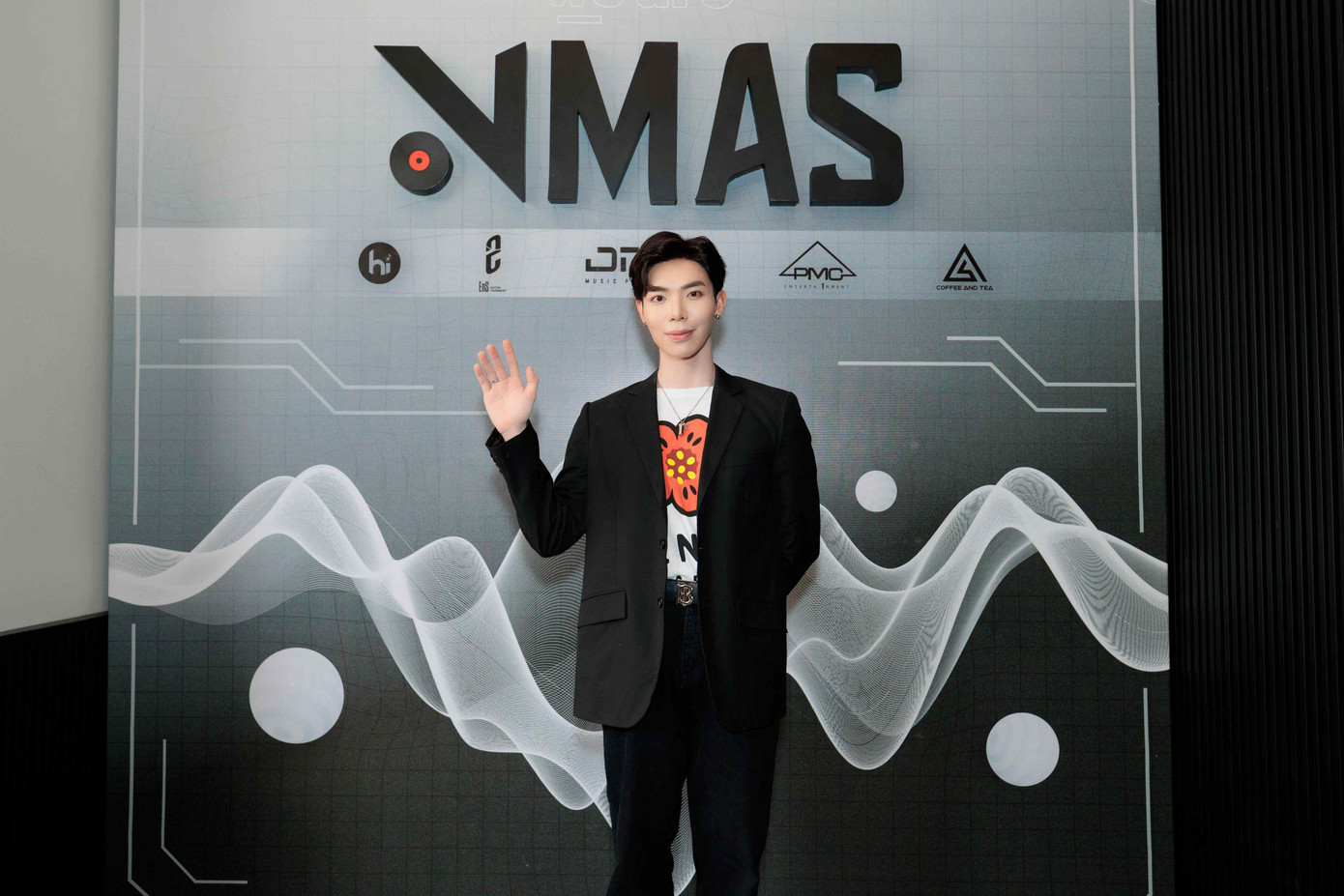 Erik xuất hiện với trang phục đơn giản, điểm nhấn là chiếc áo họa tiết hoạt hình nhiều màu sắc bên trong suit đen.