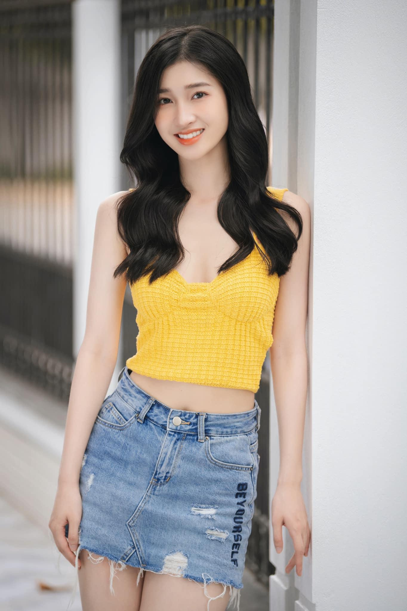 Người đẹp Thanh Hóa &quot;bỏ bùa&quot; người hâm mộ bởi vẻ ngoài vừa mong manh, vừa trẻ trung, năng động khi diện crop-top màu sáng cùng chân váy jeans cá tính.