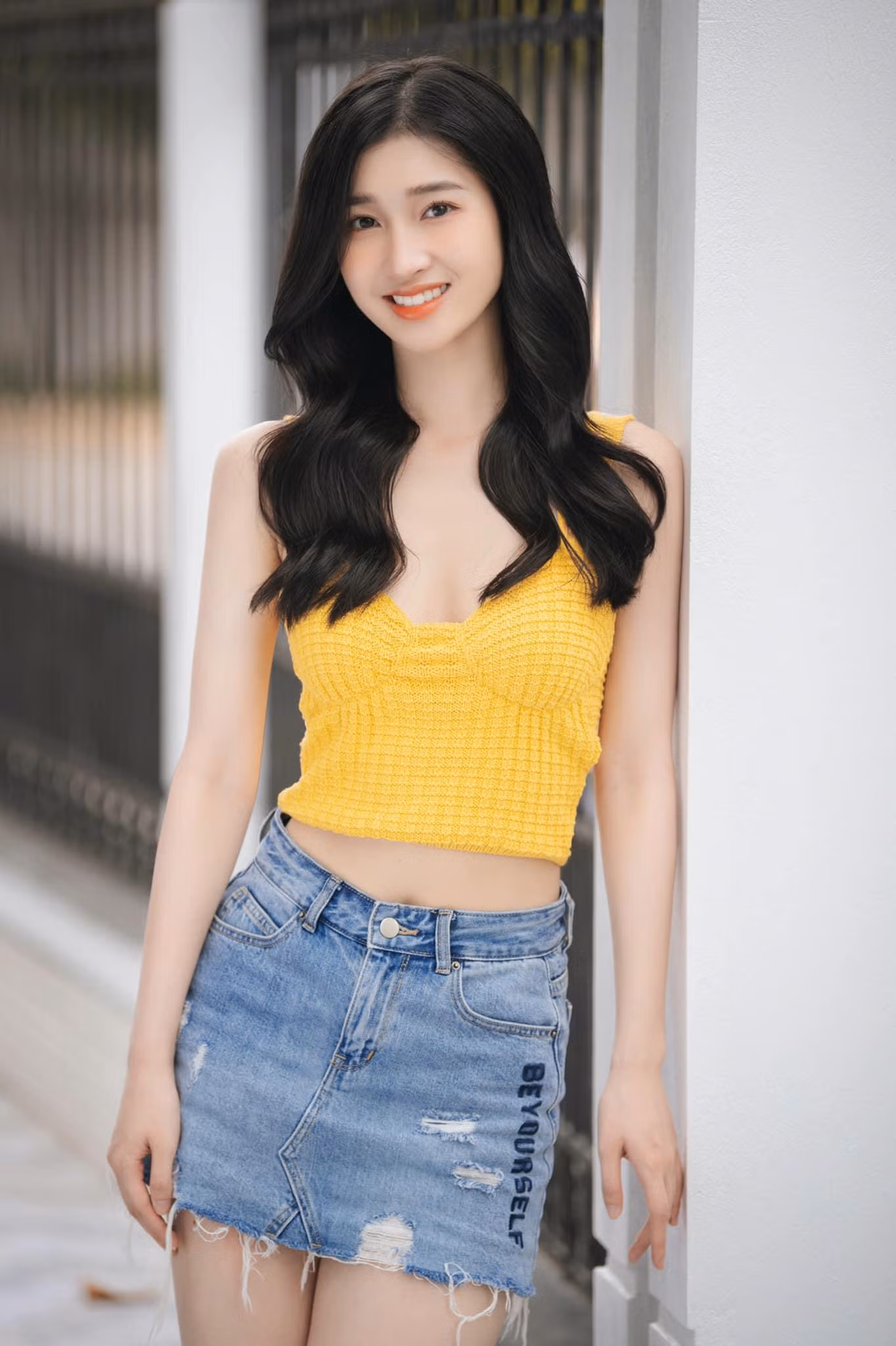 Người đẹp Thanh Hóa "bỏ bùa" người hâm mộ bởi vẻ ngoài vừa mong manh, vừa trẻ trung, năng động khi diện crop-top màu sáng cùng chân váy jeans cá tính.