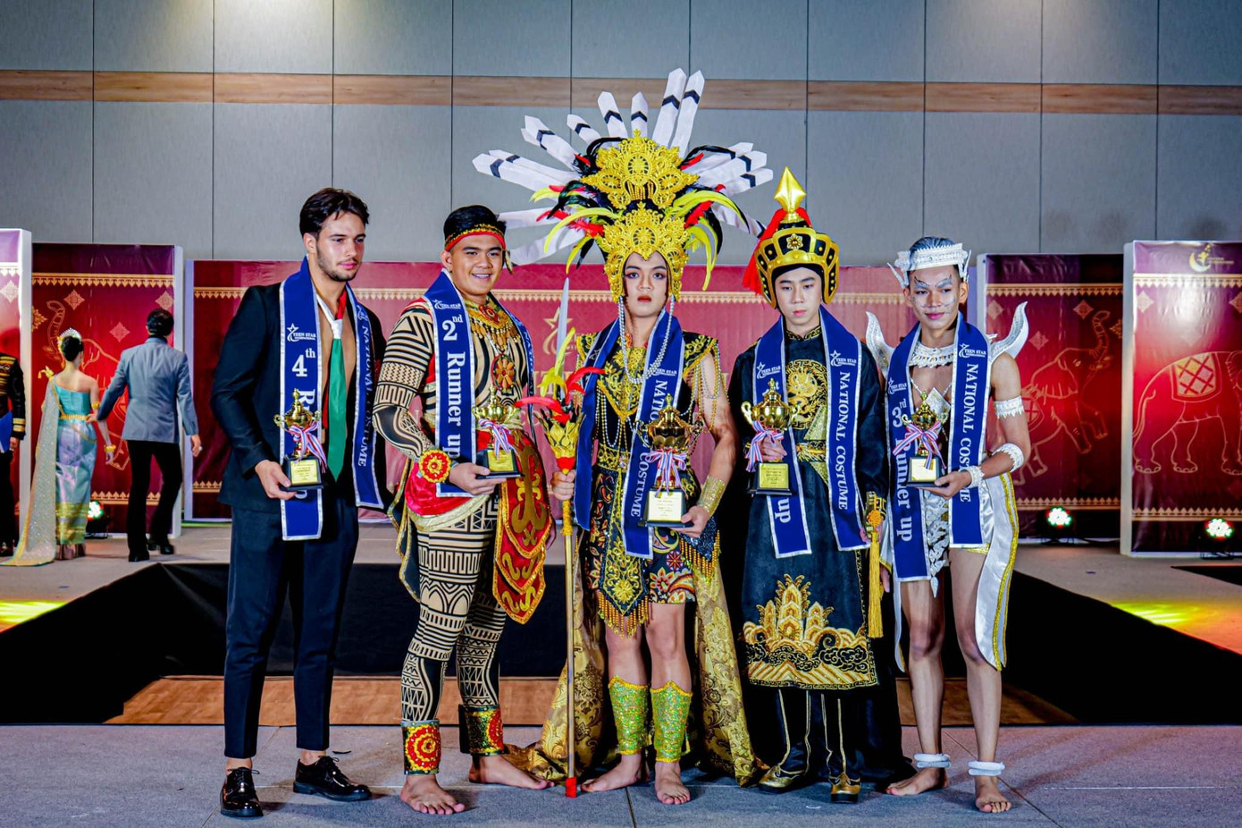 Oscar Vũ (thứ tư từ trái sang phải) với trang phục lấy cảm hứng từ danh tướng Lý Thường Kiệt. Oscar Vũ (thứ tư từ trái sang phải) với trang phục lấy cảm hứng từ danh tướng Lý Thường Kiệt.