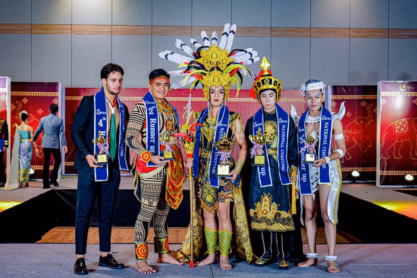 Oscar Vũ (thứ tư từ trái sang phải) với trang phục lấy cảm hứng từ danh tướng Lý Thường Kiệt.
