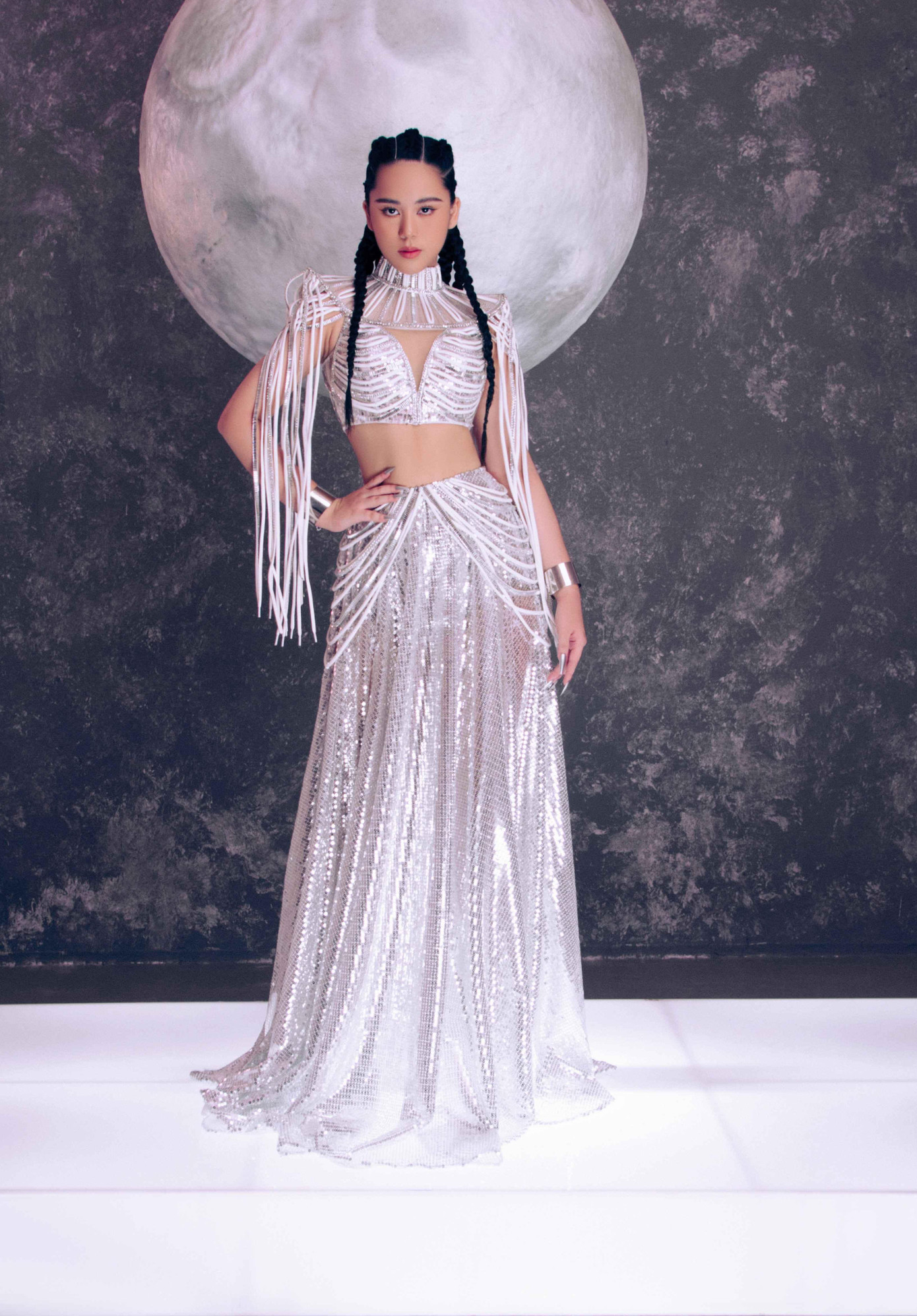 Hoa hậu teen Bella Vũ cuốn hút, thần thái trong mẫu thiết kế lấy cảm hứng từ kim loại bạc.