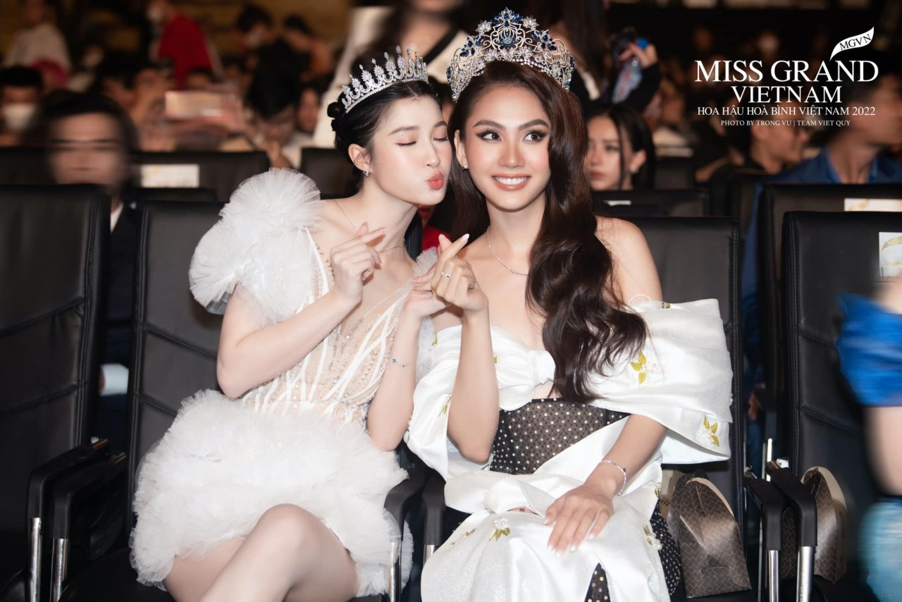 Mai Phương và Phương Nhi thường xuyên dành cho nhau những cử chỉ thân thiết.