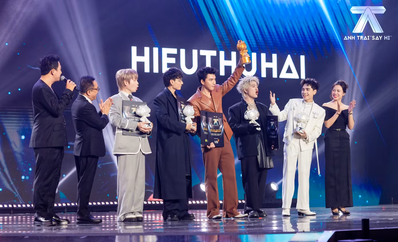 HIEUTHUHAI đồng thời nhận được danh hiệu The Best Leader tại chương trình.