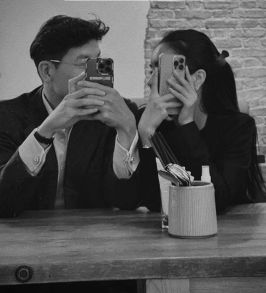 Hình ảnh người bạn trai giấu mặt được Trang Anna chia sẻ trên Story bị dân mạng khui ra là Lưu Cao Phát - Top 5 Quý Ông Hoàn Mỹ.