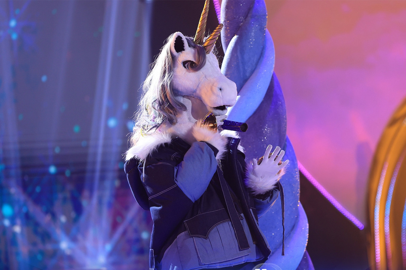 Giọng hát trầm khàn, nội lực cùng những màn high-note vững chắc của Kỳ Lân Lãng Tử khiến người yêu nhạc tích cực "truy tìm in tư". Giọng hát trầm khàn, nội lực cùng những màn high-note vững chắc của Kỳ Lân Lãng Tử khiến người yêu nhạc tích cực "truy tìm in tư".