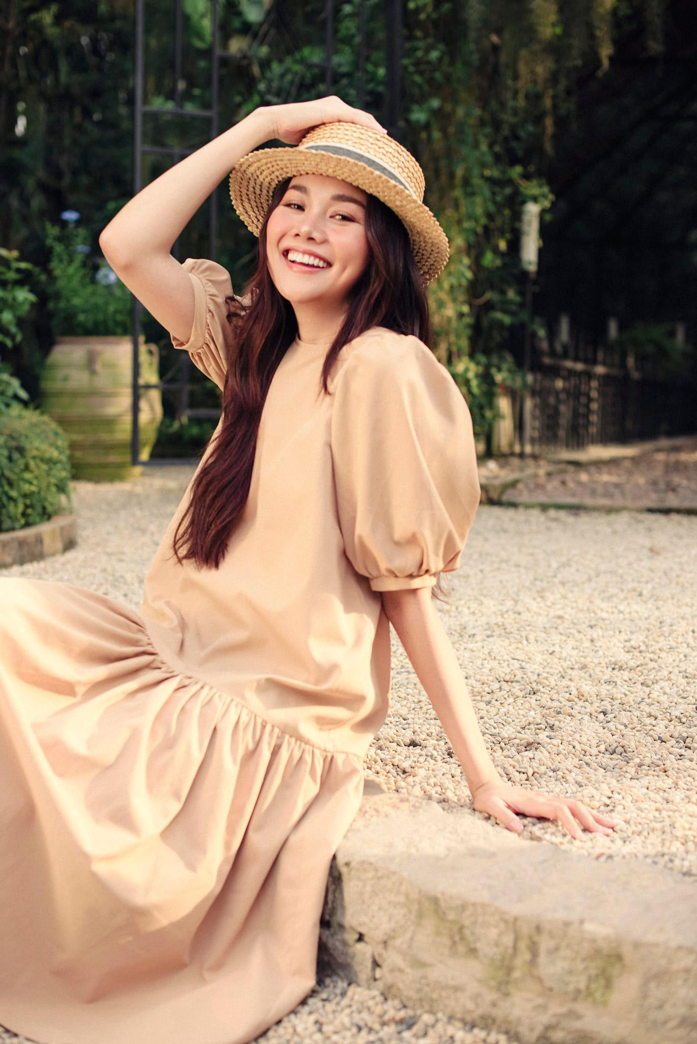 Váy peplum tay phồng phối cùng nón rộng vành không chỉ giúp Thanh Hằng tỏa sáng, thêm phần nữ tính mà còn khiến người đẹp ăn gian tuổi đáng kể.