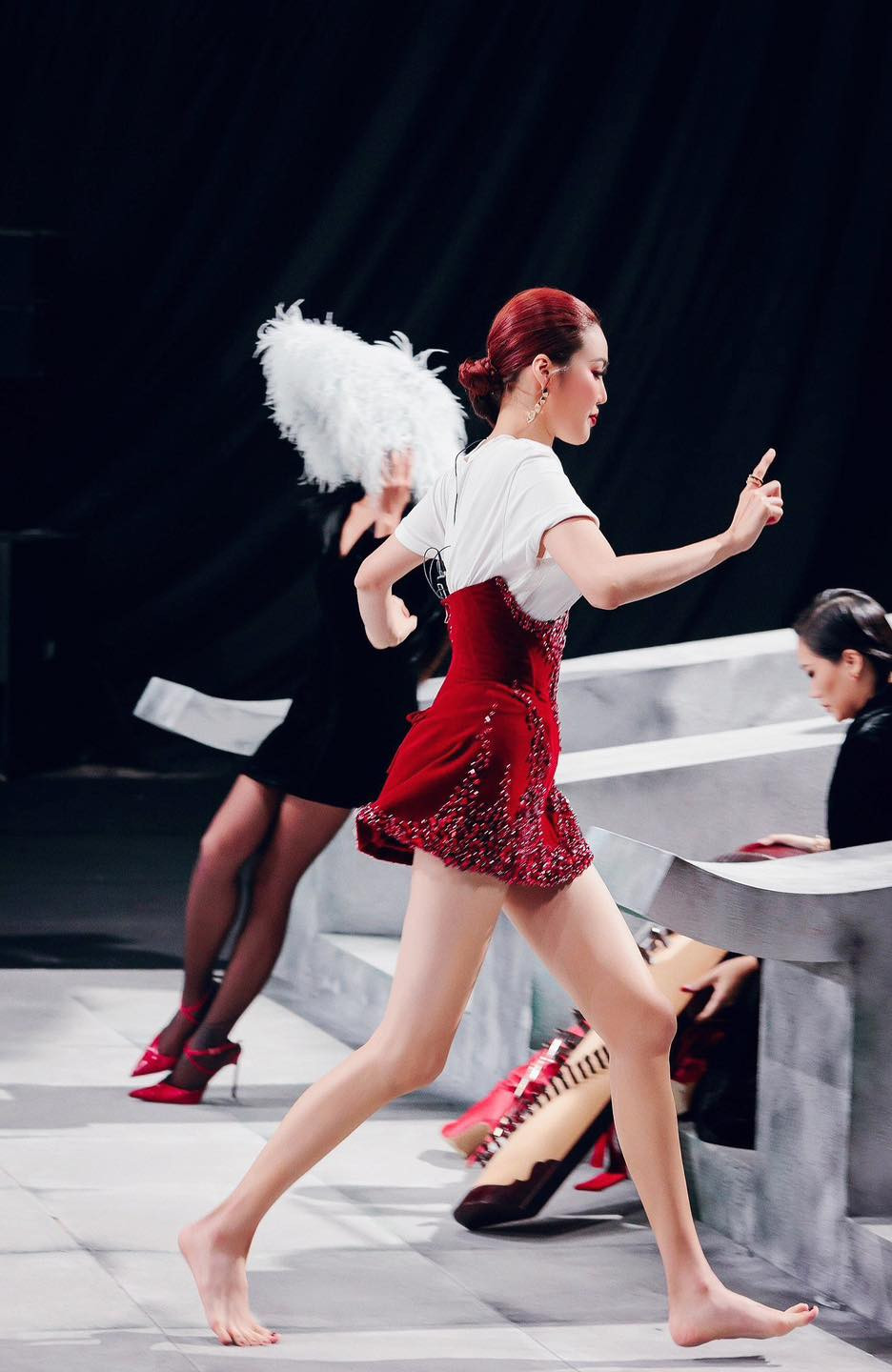 Nữ siêu mẫu "đá bay" hình tượng đẹp đẽ, chỉn chu để chỉ đạo đội hình. Nữ siêu mẫu "đá bay" hình tượng đẹp đẽ, chỉn chu để chỉ đạo đội hình.