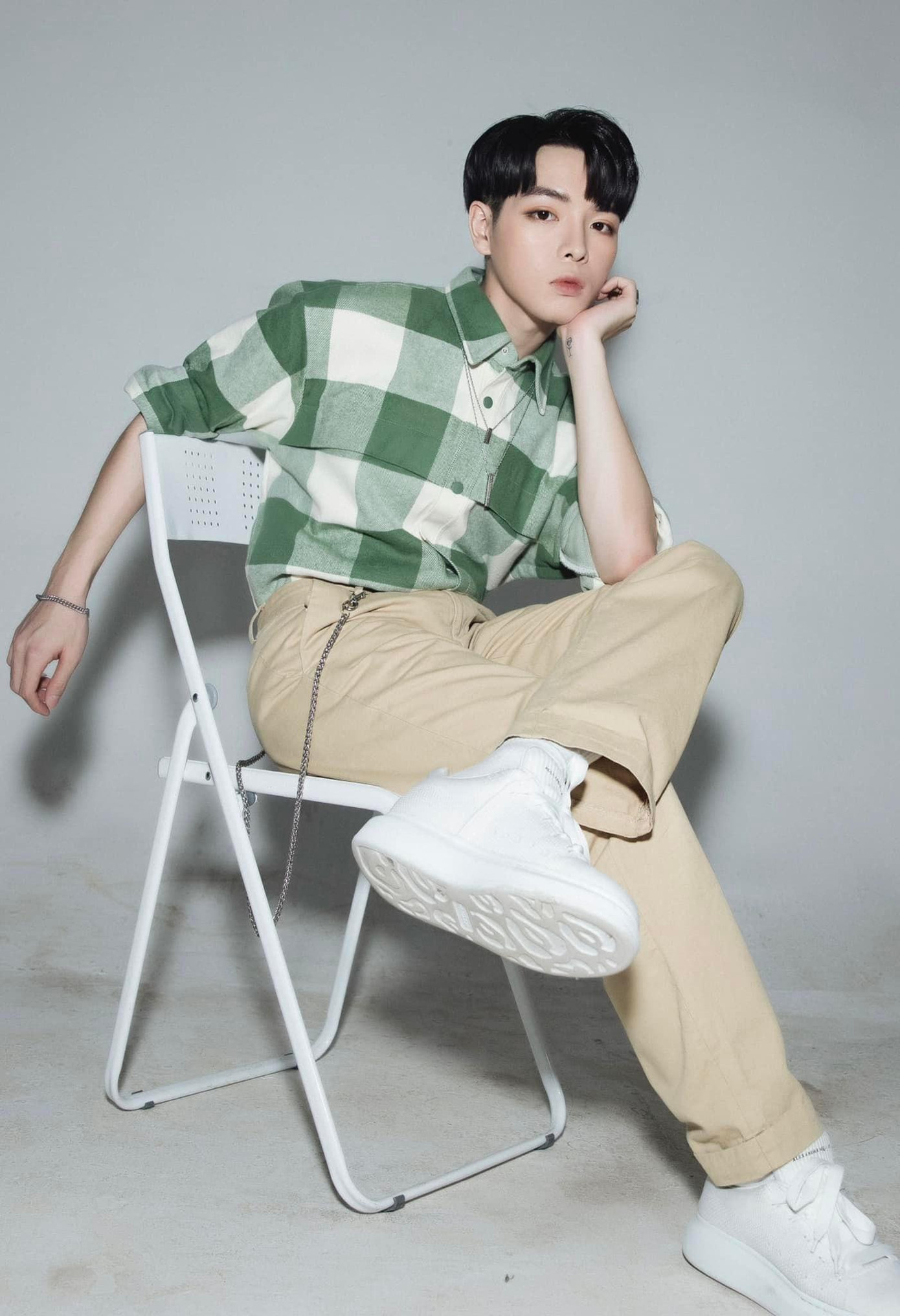 Bác sĩ phẫu thuật thẩm mỹ cho Đức Phúc từng chia sẻ, nam ca sĩ đã yêu cầu giữ cấu trúc xương hàm để tránh ảnh hưởng đến giọng hát nên khuyết điểm về răng vẫn không có quá nhiều thay đổi so với trước kia.