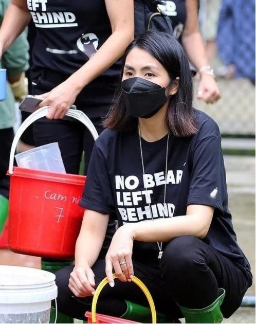 Nữ diễn viên giản dị khi tham gia các hoạt động tình nguyện.