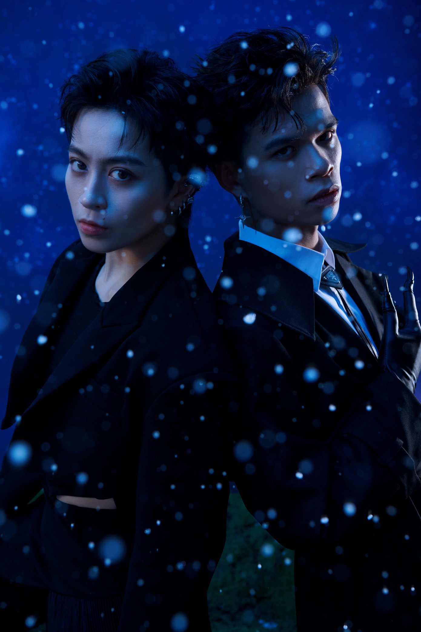 Cả hai xuất hiện trong trang phục lấy cảm hứng từ sói - loài động vật săn mồi dũng cảm, linh hoạt và đầy bí ẩn.