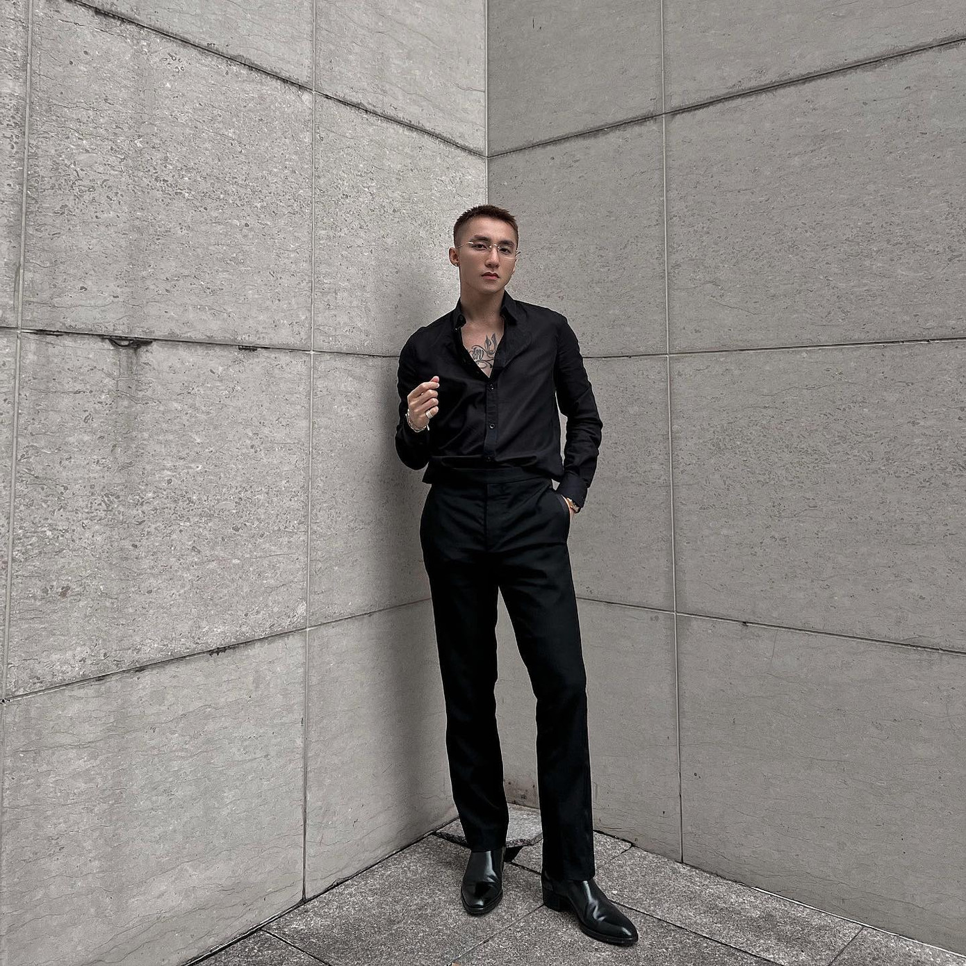 Nam ca sĩ cũng từng "đổi ngói" bằng kiểu tóc húi cua nam tính.