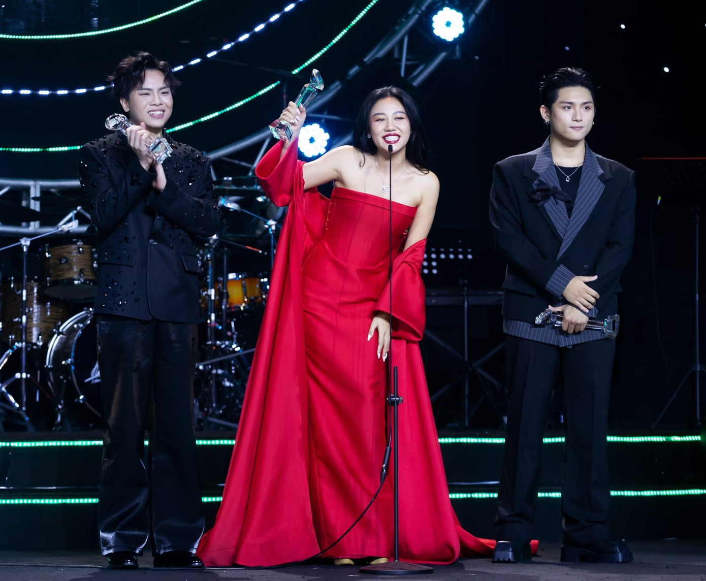 Sự kết hợp giữa Văn Mai Hương - Hứa Kim Tuyền mang về cho cả hai nhiều thành tích. Sự kết hợp giữa Văn Mai Hương - Hứa Kim Tuyền mang về cho cả hai nhiều thành tích.