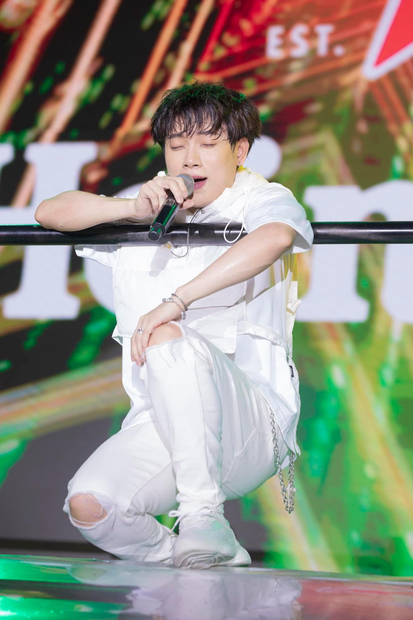 Đang hát tự nhiên buồn ngủ ngang...