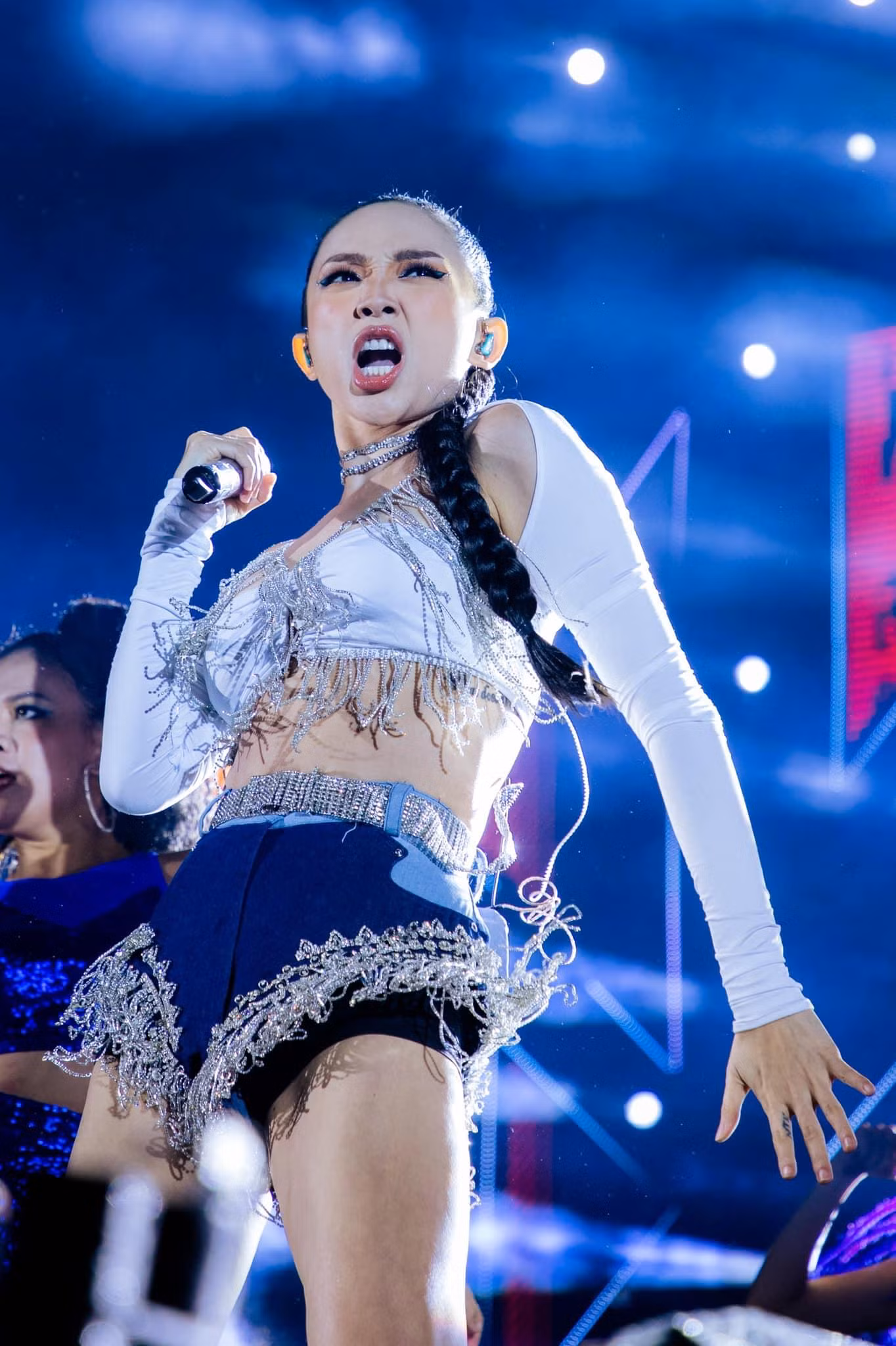 "Ca sĩ hiếm hoi trong showbiz đi diễn ít khi nào có hình đẹp" - trích lời tự thú của Tóc Tiên.