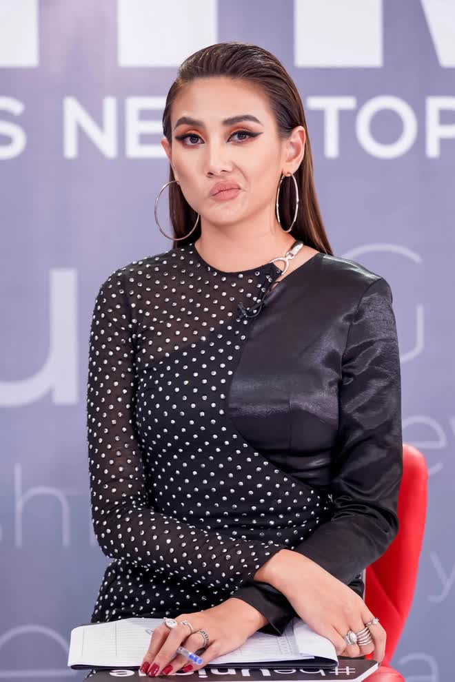 Biểu cảm &quot;huyền thoại&quot; của Võ Hoàng Yến.