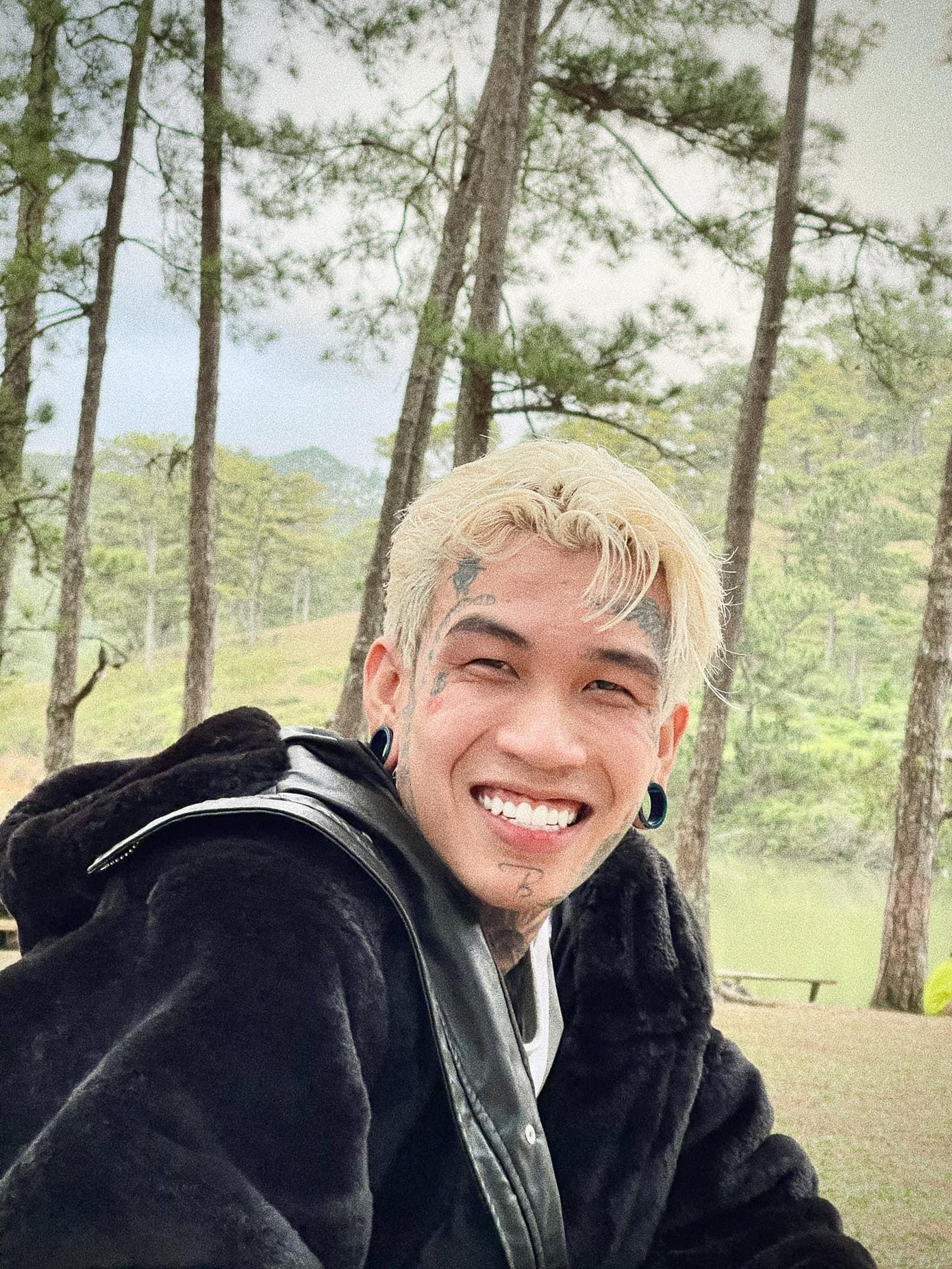 Dế Choắt khẳng định là một nghệ sĩ hoạt động âm nhạc tự do. Ảnh: FBNV Dế Choắt khẳng định là một nghệ sĩ hoạt động âm nhạc tự do. Ảnh: FBNV