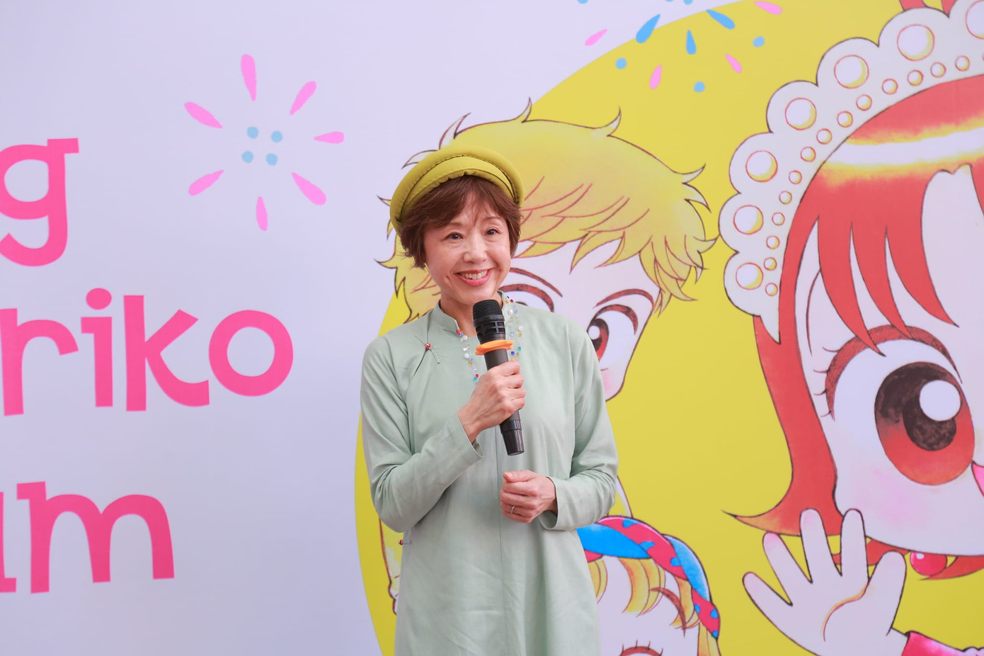 Hình ảnh nữ tác giả bộ truyện best-seller của Nhật Bản trong tà áo dài Việt Nam. Hình ảnh nữ tác giả bộ truyện best-seller của Nhật Bản trong tà áo dài Việt Nam.