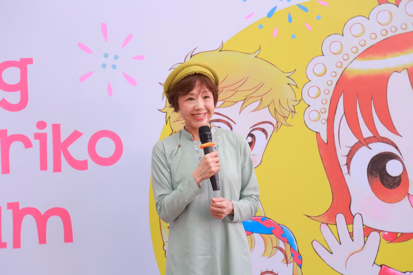 Hình ảnh nữ tác giả bộ truyện best-seller của Nhật Bản trong tà áo dài Việt Nam.