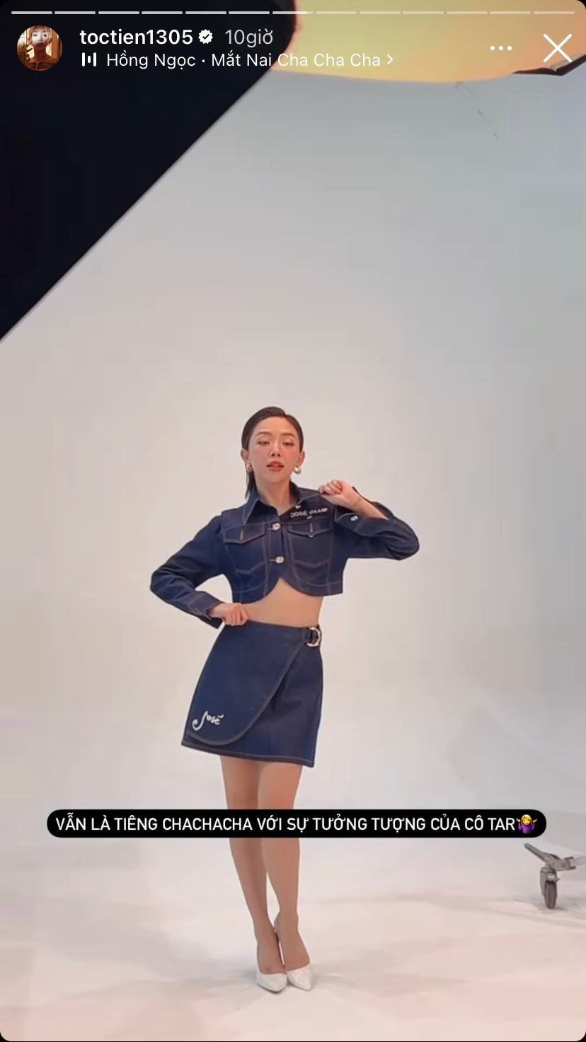 Tóc Tiên khoe trọn vòng eo săn chắc trong những outfit khác của buổi chụp hình.