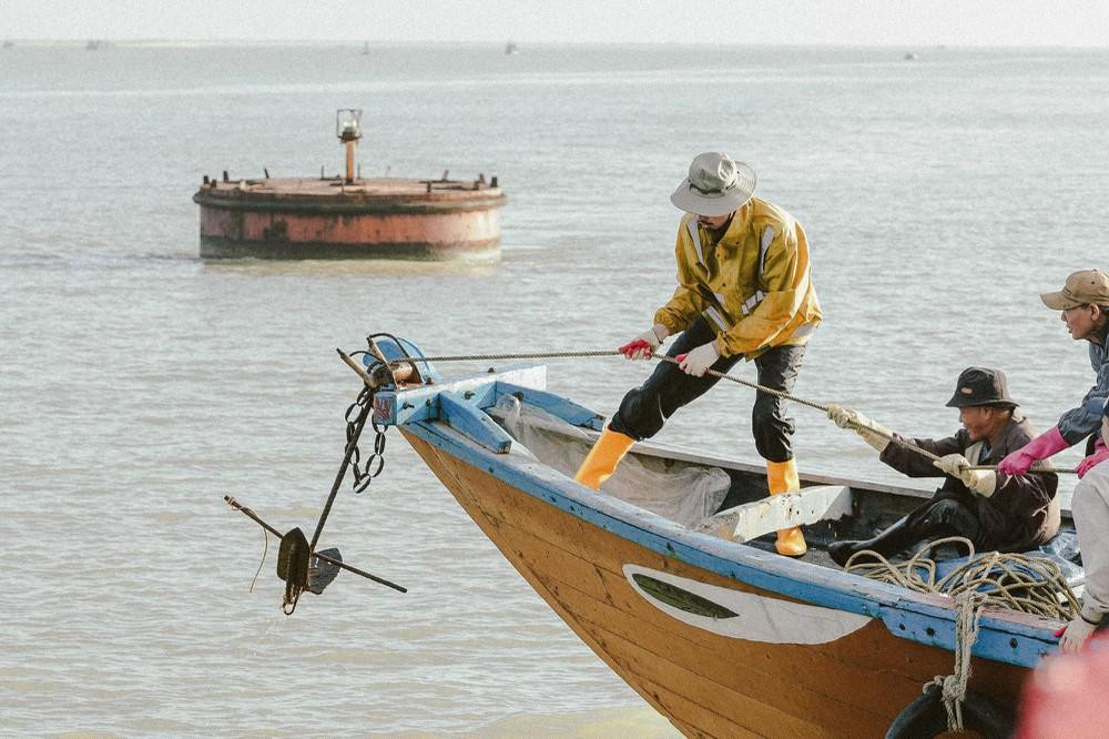 Ca khúc giống như lời nhắc nhở mỗi người con phải sống lương thiện.