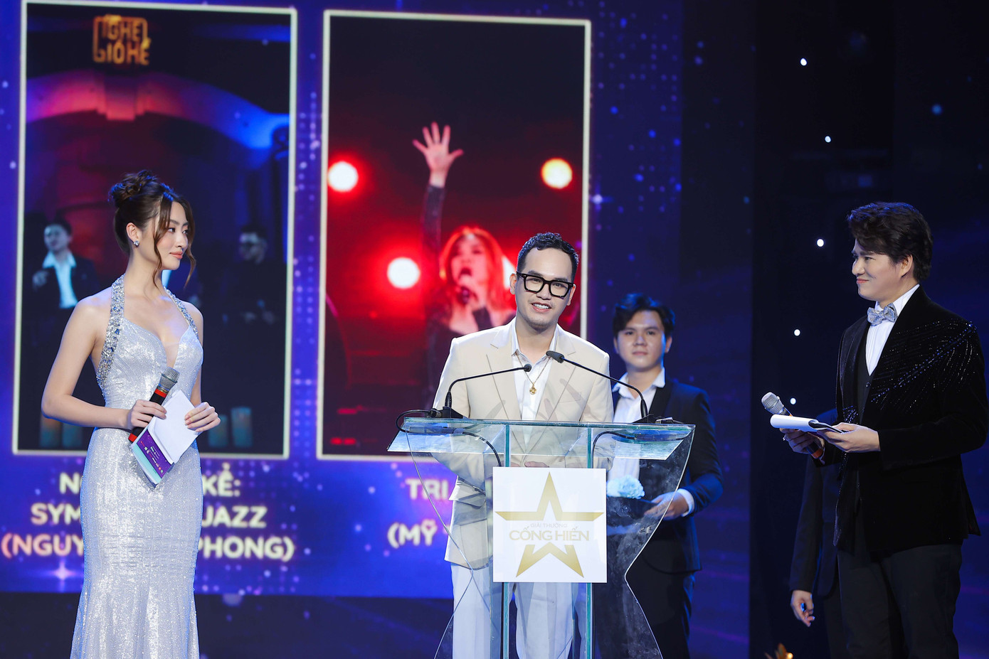 Khắc Hưng nhận thay Mỹ Tâm trong hạng mục Chương trình của năm (Liveshow Tri Âm).