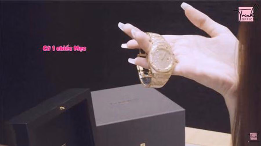 Chiếc đồng hồ Audemars Piguet trị giá hơn 1,8 tỷ đồng. Chiếc đồng hồ Audemars Piguet trị giá hơn 1,8 tỷ đồng.