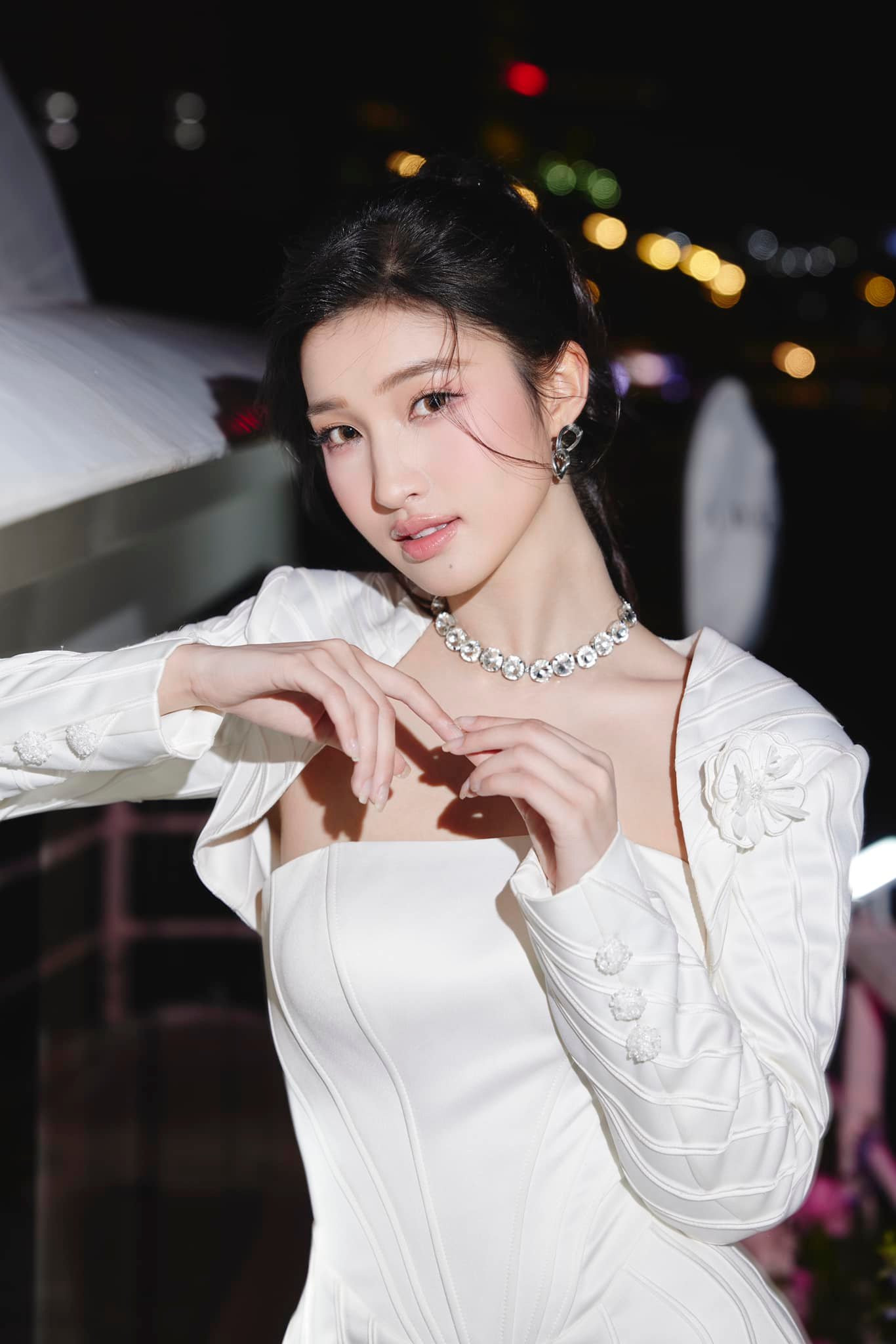 Sau nửa năm đăng quang, Á hậu Phương Nhi ngày càng thu hút sự quan tâm và yêu thích lớn từ khán giả bời nhan sắc thăng hạng cùng phong cách nhẹ nhàng, trong trẻo.