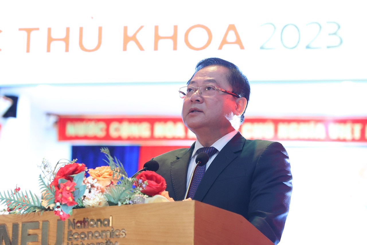 Nhà báo Lê Xuân Sơn, Tổng Biên tập Báo Tiền Phong phát biểu khai mạc Chương trình tôn vinh và trao học bổng Nâng Bước Thủ Khoa 2023. Nhà báo Lê Xuân Sơn, Tổng Biên tập Báo Tiền Phong phát biểu khai mạc Chương trình tôn vinh và trao học bổng Nâng Bước Thủ Khoa 2023.