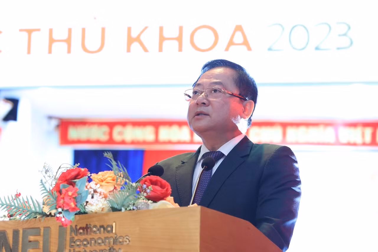 Nhà báo Lê Xuân Sơn, Tổng Biên tập Báo Tiền Phong phát biểu khai mạc Chương trình tôn vinh và trao học bổng Nâng Bước Thủ Khoa 2023.