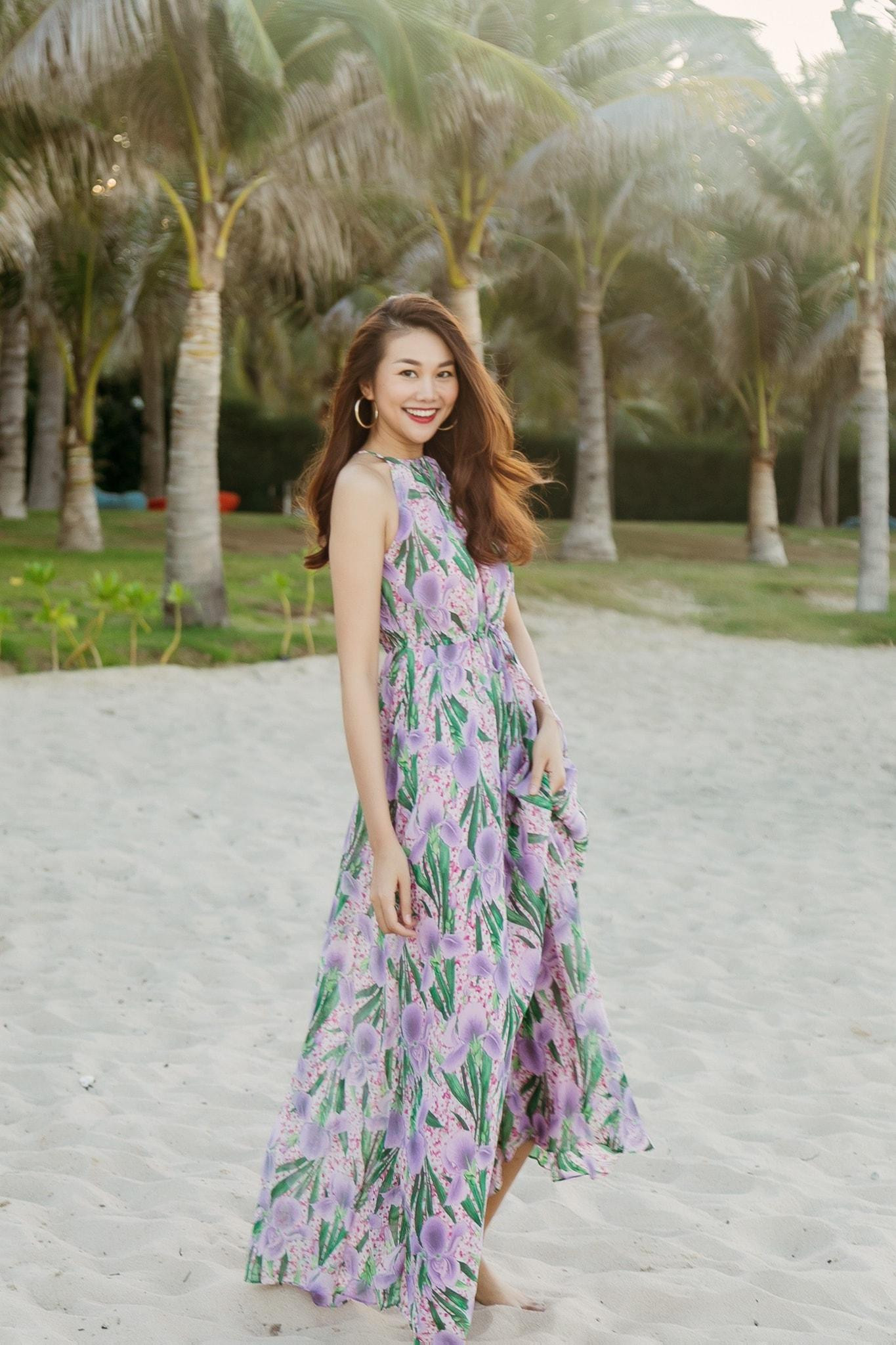 Váy maxi cùng họa tiết hoa lá luôn là một gợi ý hoàn hảo cho các cô nàng trong dịp hè.