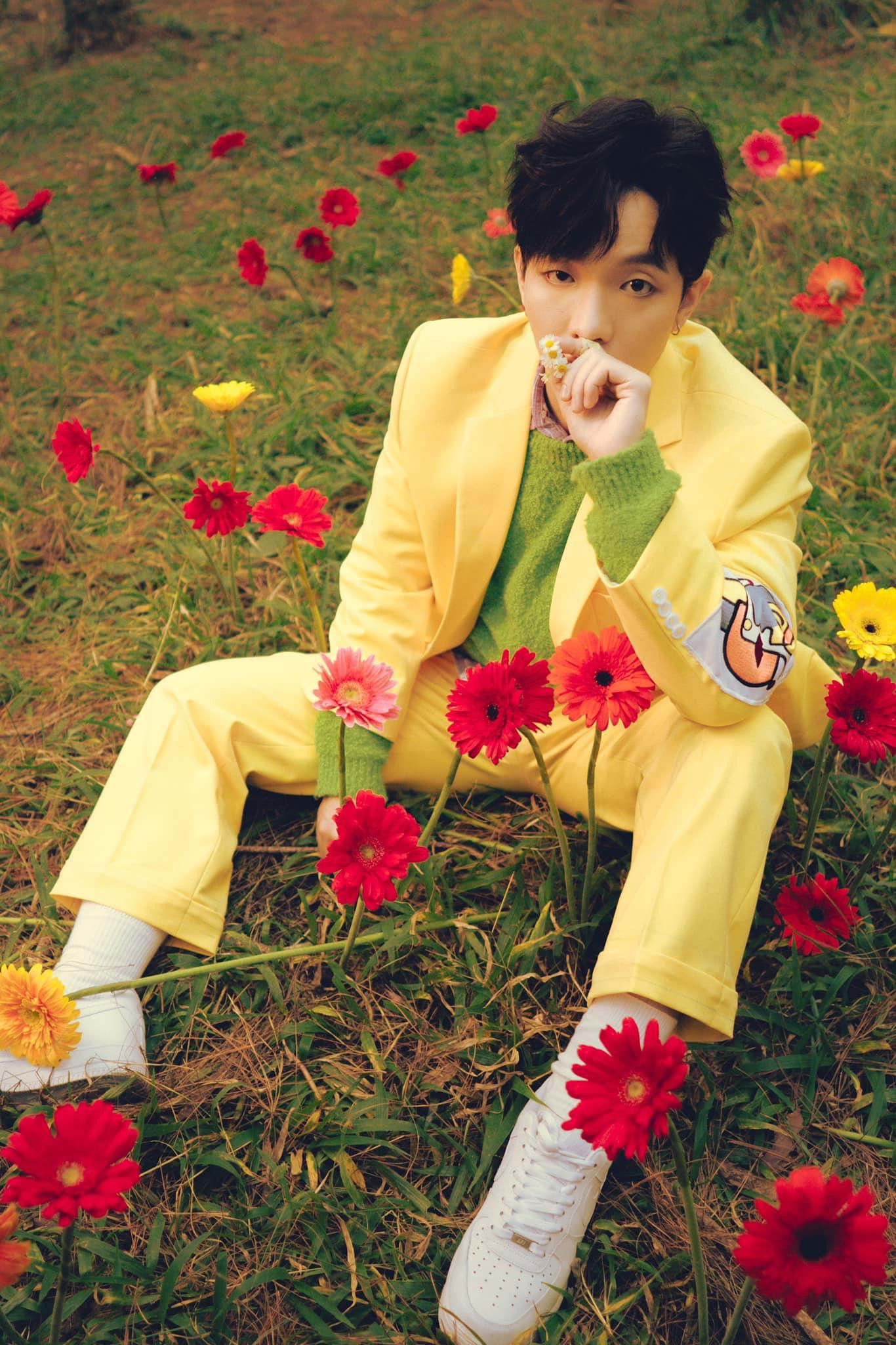 Hoàng Dũng đã có một năm hoạt động nghệ thuật đầy sôi nổi. Hoàng Dũng đã có một năm hoạt động nghệ thuật đầy sôi nổi.