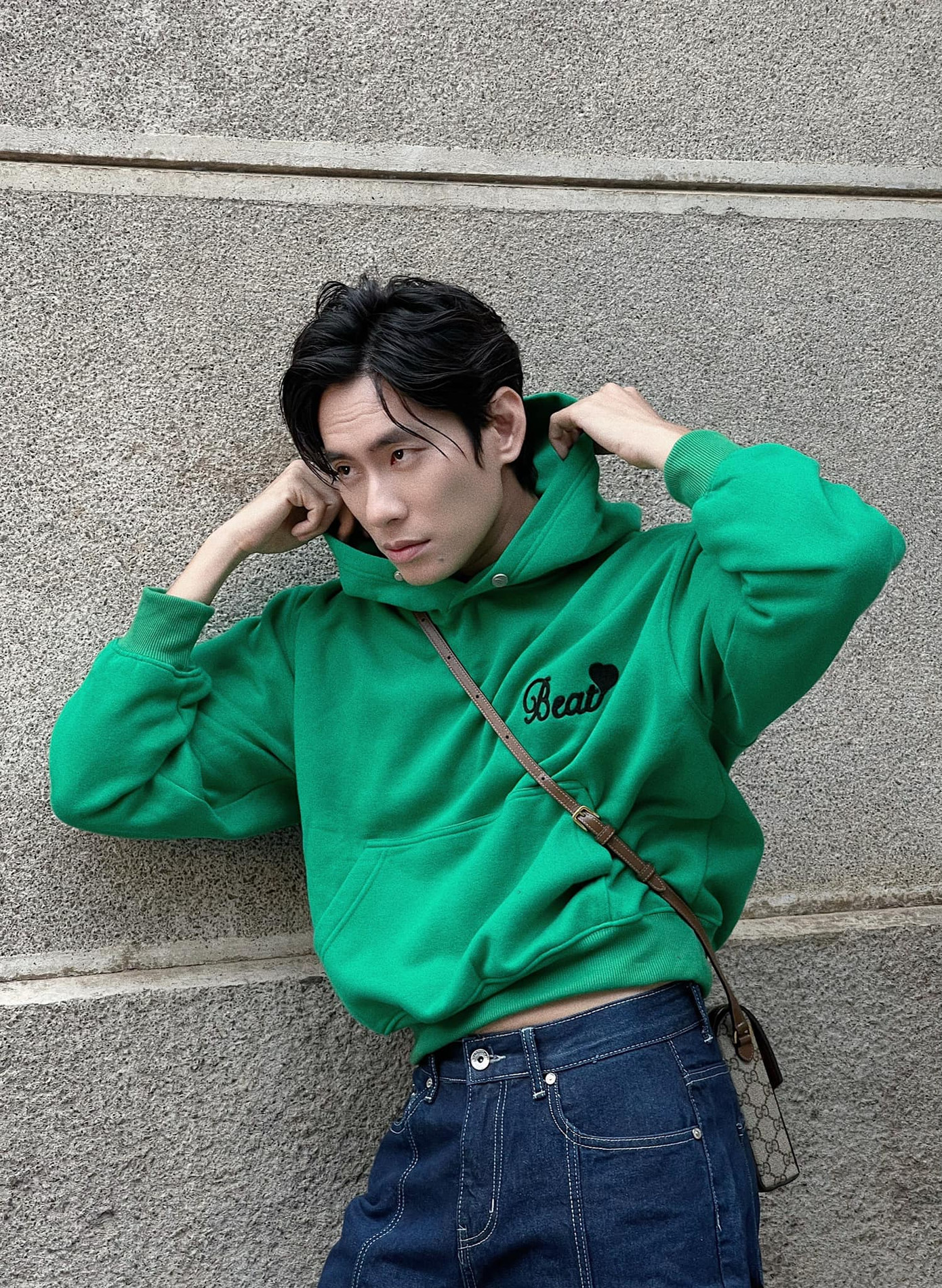 Nam diễn viên giờ xuất hiện với phong cách thời trang trẻ trung, nhiều màu sắc.