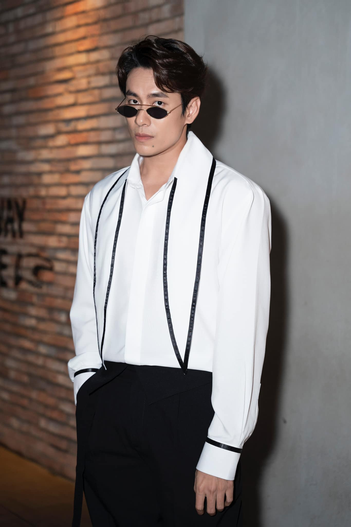 Nam diễn viên trung thành với phong cách thời trang lịch lãm, nam tính.