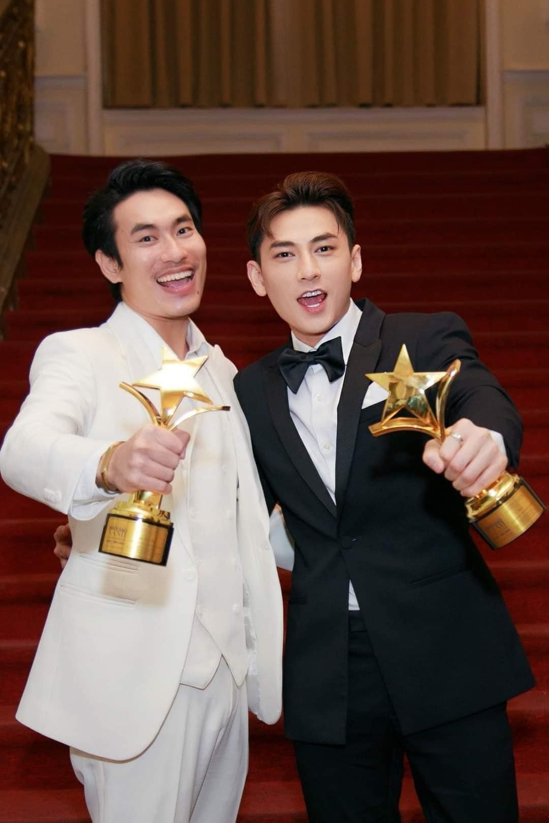 Khi đứng cùng nhau trong một khung hình, ít ai nhận ra Kiều Minh Tuấn và Isaac là &quot;đồng niên&quot;.