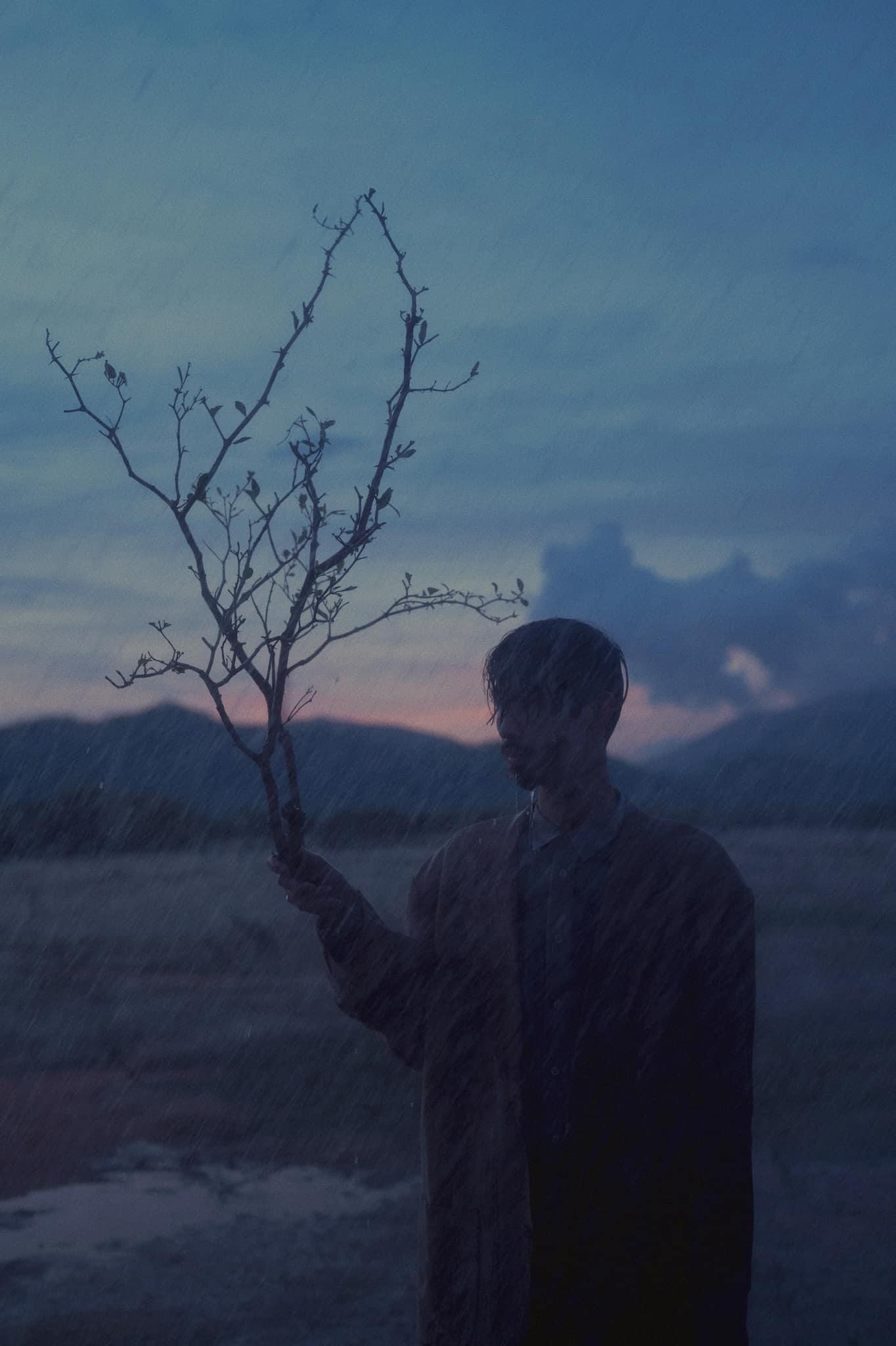 Hình ảnh tin nhắn trong bài viết của ca sĩ Lê Minh đã được thay thế bằng một phân cảnh trong MV Trốn Tìm.