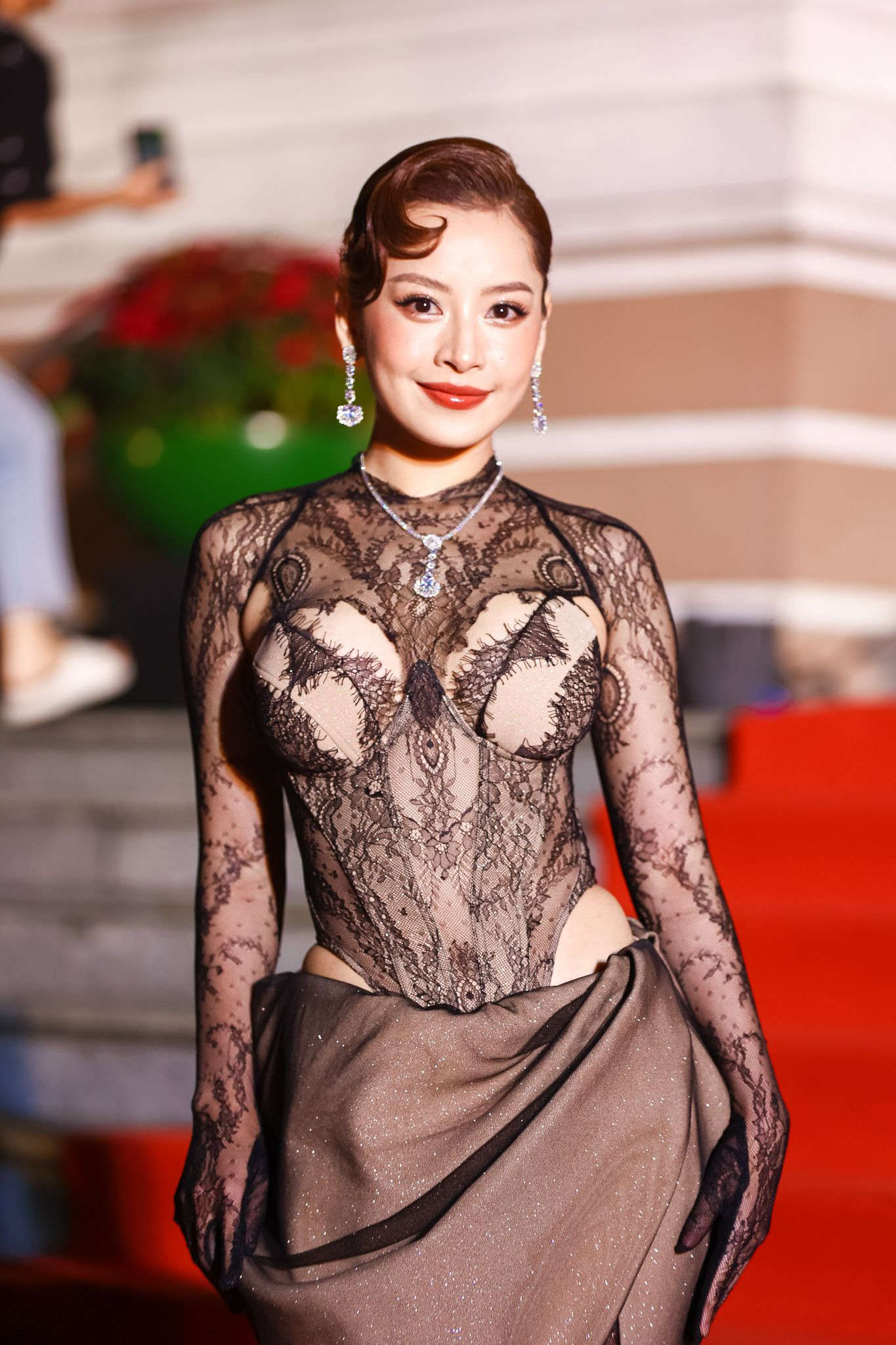 Chi Pu tái xuất thảm đỏ với trang phục cắt xẻ, xuyên thấu táo bạo cùng thần thái quyến rũ. Tái xuất điện ảnh trong "Mười: Lời Nguyền Trở Lại", nữ diễn viên giành chiến thắng tại Hạng mục Điện ảnh - Giải thưởng "Nam và Nữ diễn viên được yêu thích nhất" (do khán giả bình chọn). Chi Pu tái xuất thảm đỏ với trang phục cắt xẻ, xuyên thấu táo bạo cùng thần thái quyến rũ. Tái xuất điện ảnh trong "Mười: Lời Nguyền Trở Lại", nữ diễn viên giành chiến thắng tại Hạng mục Điện ảnh - Giải thưởng "Nam và Nữ diễn viên được yêu thích nhất" (do khán giả bình chọn).