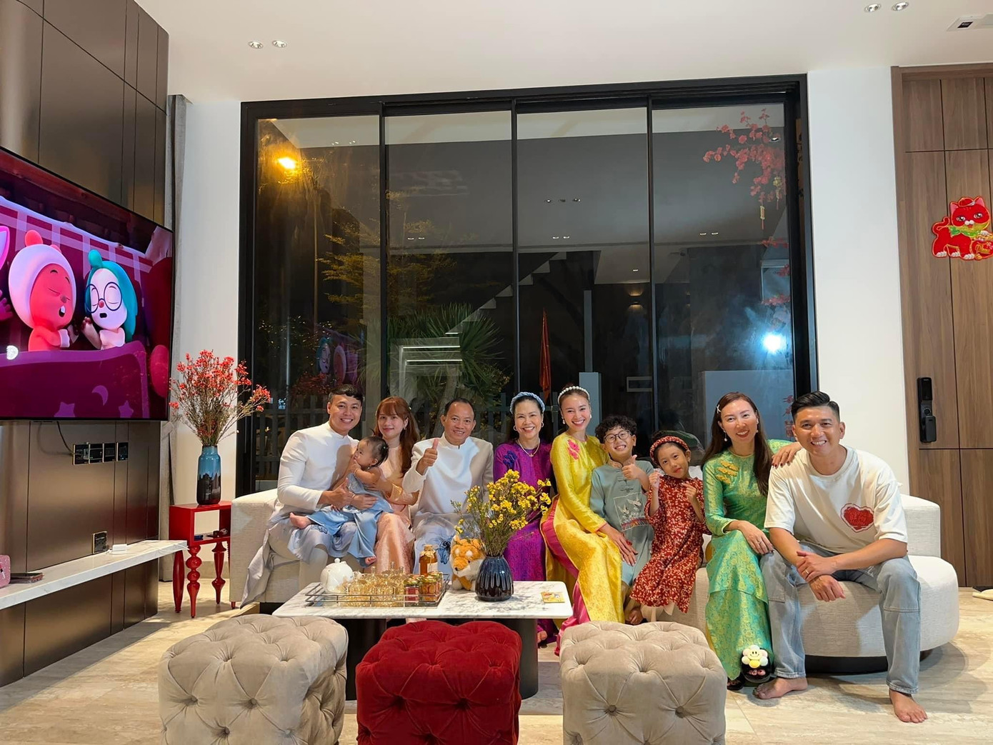 Cùng gia đình đoàn viên ngày Tết, Ninh Dương Lan Ngọc gây ấn tượng bởi nhan sắc rạng rỡ trong áo dài vàng nổi bật.