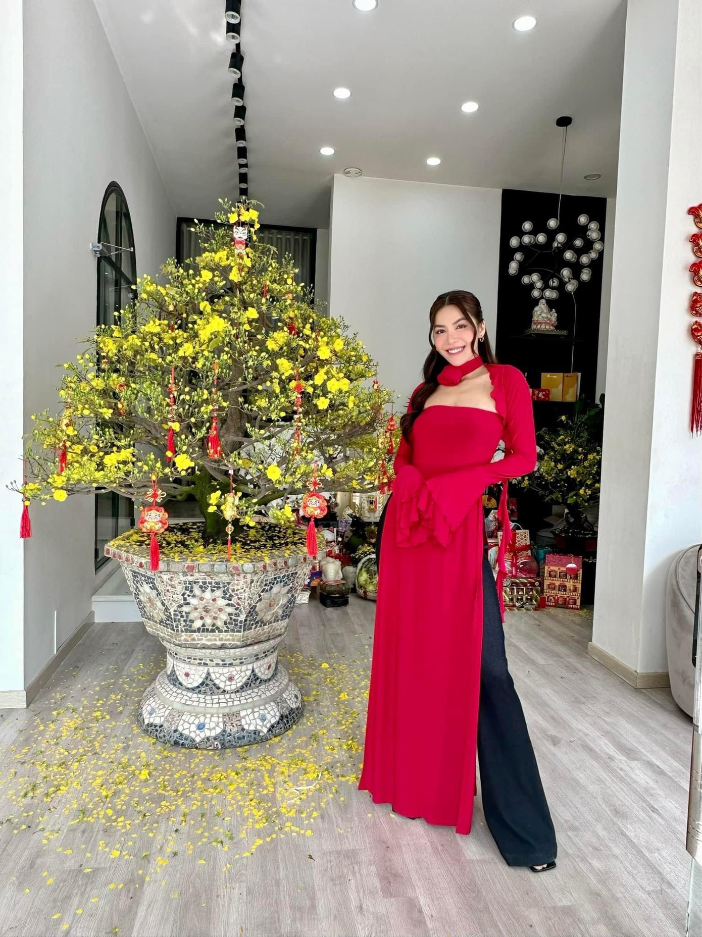 Minh Tú phá cách với cách mix đồ độc lạ, cá tính ngày Tết.