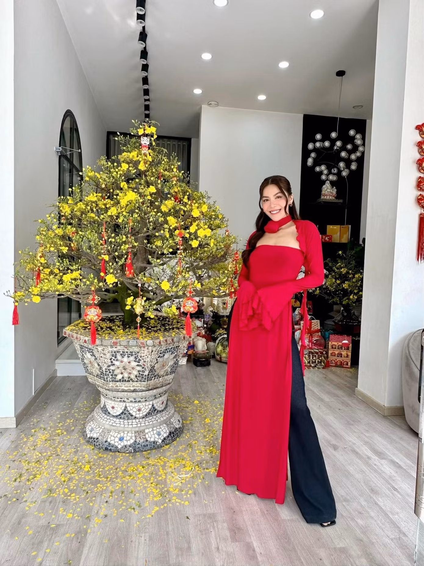 Minh Tú phá cách với cách mix đồ độc lạ, cá tính ngày Tết. Minh Tú phá cách với cách mix đồ độc lạ, cá tính ngày Tết.