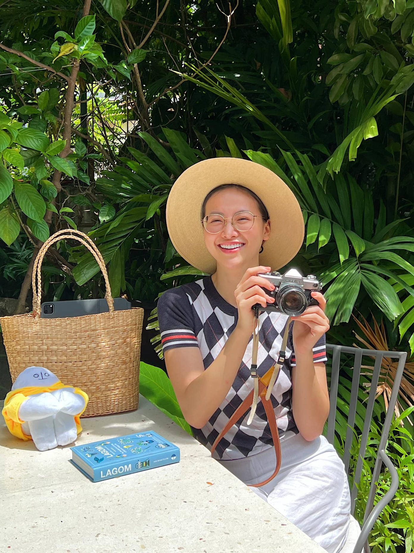 Hình ảnh đời thường của nàng hậu bình dị, gần gũi.