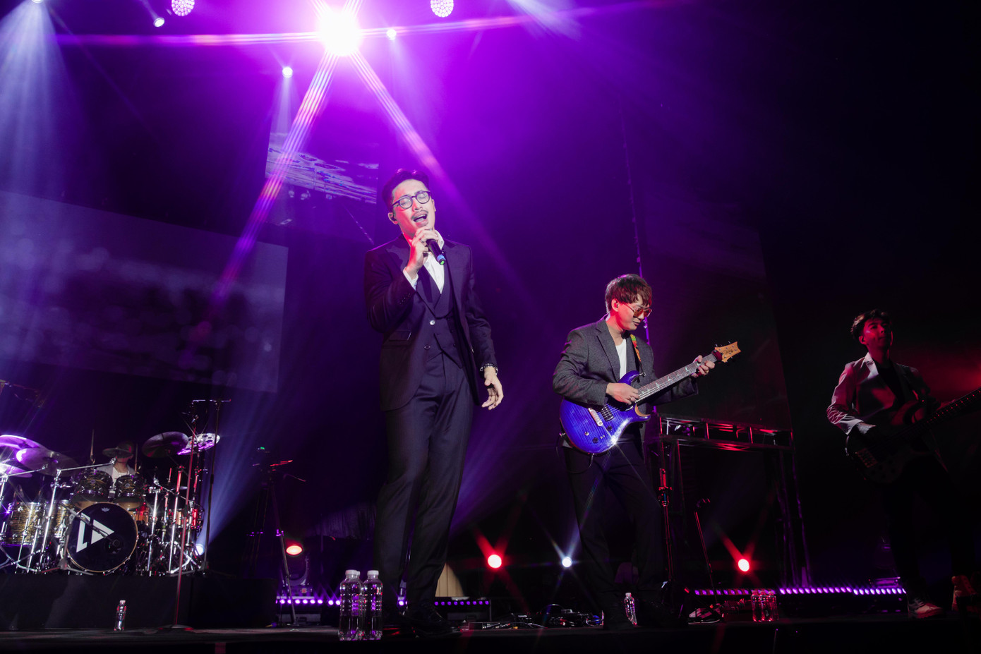 Màn song ca giữa Duy Khang và Vũ. có chút "lệch pha" về màu sắc lẫn tông giọng.