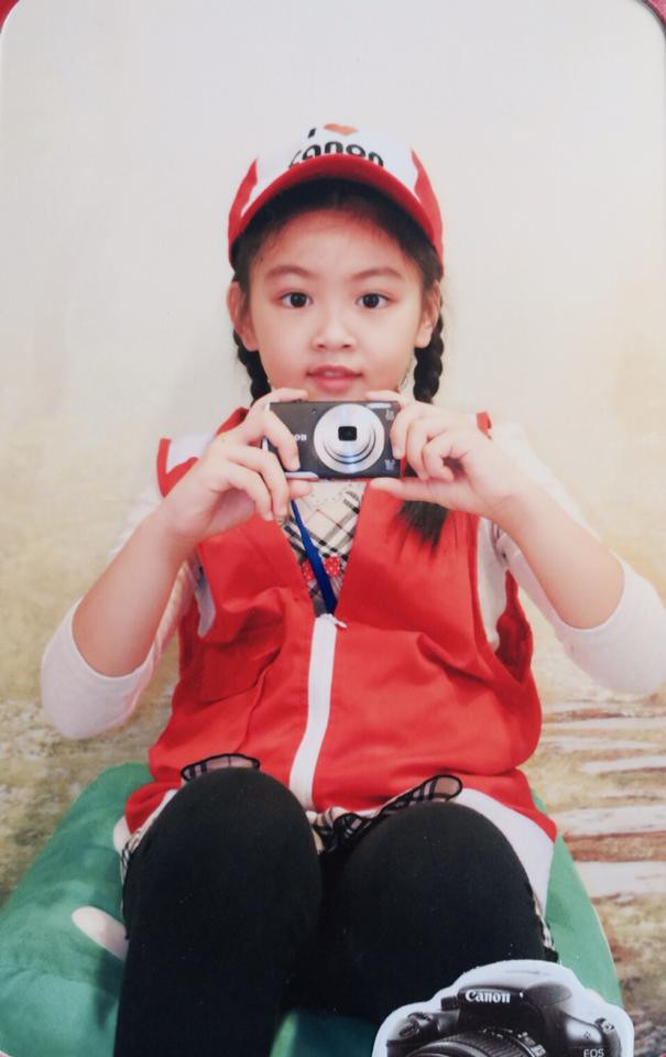 Cô bé sở hữu vẻ ngoài bụ bẫm cùng đôi mắt sáng, to tròn và khuôn miệng xinh xắn. Cô bé sở hữu vẻ ngoài bụ bẫm cùng đôi mắt sáng, to tròn và khuôn miệng xinh xắn.