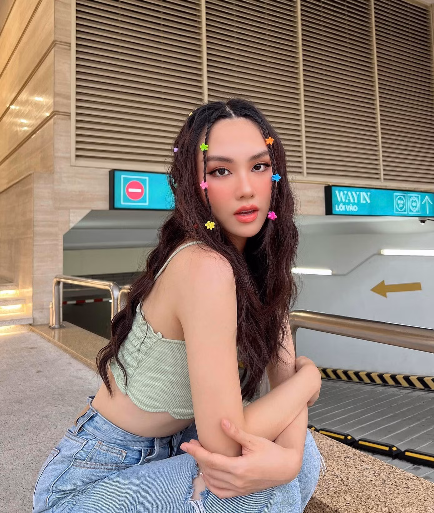 Mai Phương "hack tuổi" khi lựa chọn những item cơ bản nhưng nhiều màu sắc, kết hợp cùng phong cách trang điểm và làm tóc chuẩn style Hàn Quốc.