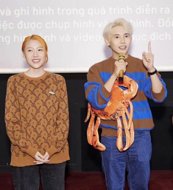 Trong quá trình quảng bá cho Nhà Bà Nữ, cặp đôi thường xuyên xuất hiện cùng nhau.