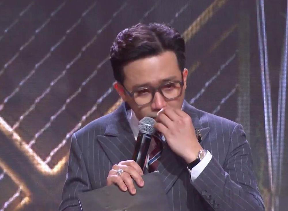 Thường xuyên xúc động khi dẫn dắt một chương trình về nhạc Rap, Trấn Thành có... rap-name mới là Thành Cry. Thường xuyên xúc động khi dẫn dắt một chương trình về nhạc Rap, Trấn Thành có... rap-name mới là Thành Cry.